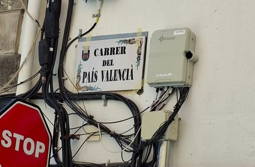 Nova placa del nou carrer del País Valencià a Banyeres de Mariola.