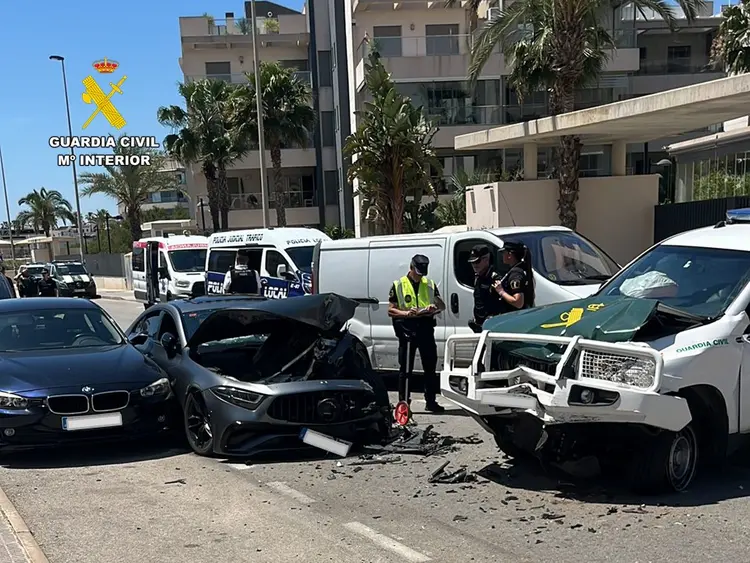 La persecución acabó en un choque contra un coche patrulla de la Guardia Civil.