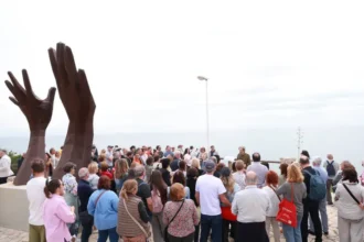 Assistents a la inauguració del refugi antiaeri de Cullera.