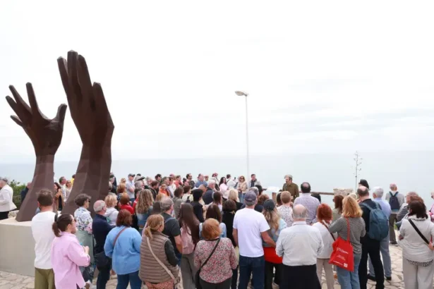 Assistents a la inauguració del refugi antiaeri de Cullera.