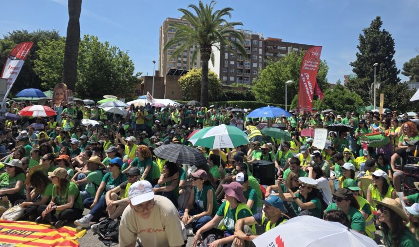 Protesta de los profesores ante la Conselleria de Educación.
