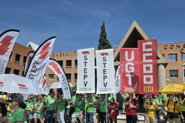 Protesta de profesorers delante de la Conselleria de Educación.