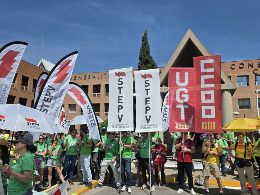 Protesta de profesorers delante de la Conselleria de Educación.