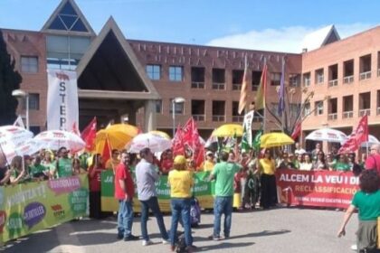 Protesta de profesorado ante la Conselleria de Educación.