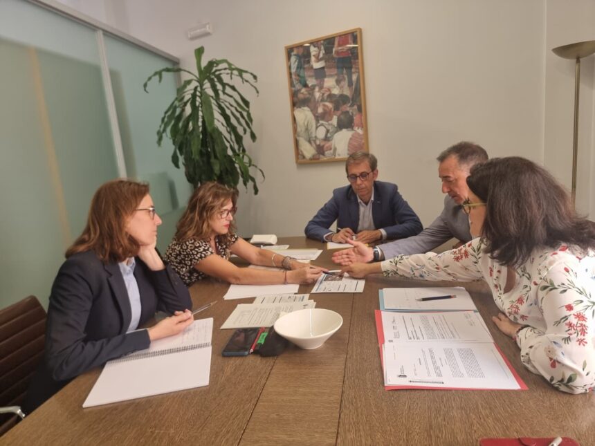 Reunión del alcalde de Riba-roja en la Generalitat para abordar la construcción de las viviendas.