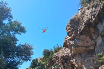 Imatge del rescat amb helicòpter del cos de l'home mort junt al castell de Sagunt.