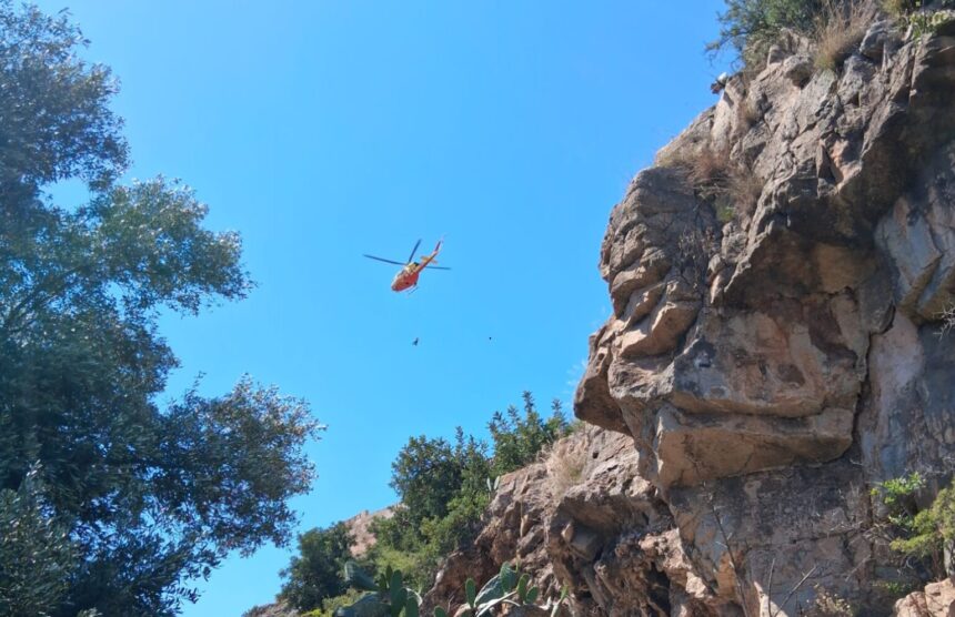Imatge del rescat amb helicòpter del cos de l'home mort junt al castell de Sagunt.