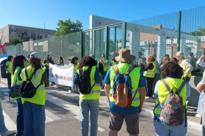 Profesorado hace huelga delante de un centro educativo en Sagunt.