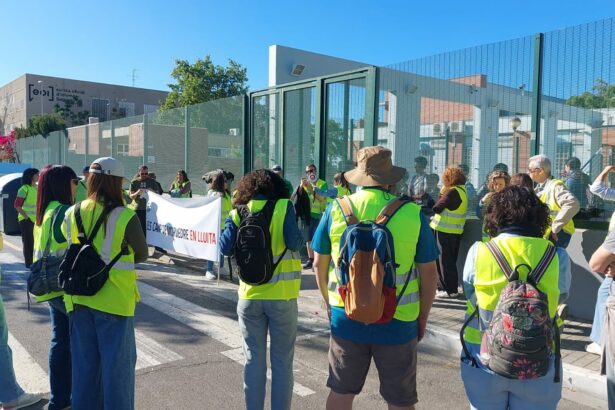 Profesorado hace huelga delante de un centro educativo en Sagunt.