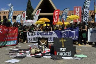 Protesta de los docentes ante la Conselleria de Educación.
