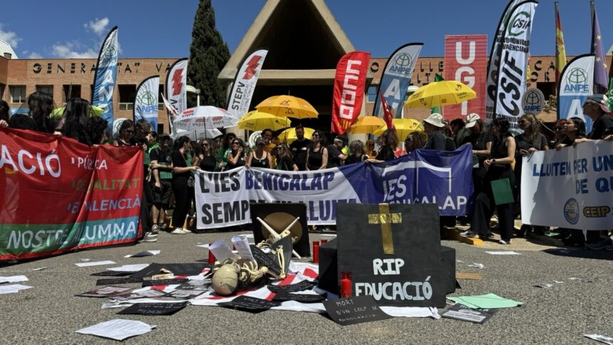 Protesta de los docentes ante la Conselleria de Educación.