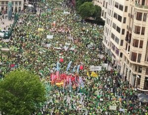 Manifestación histórica de los profesores en València: el conflicto educativo durante la huelga se recrudece antes de la reunión clave 15 vaga educacio manifestacio