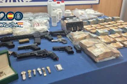 Material interceptado por la policía en la operación.