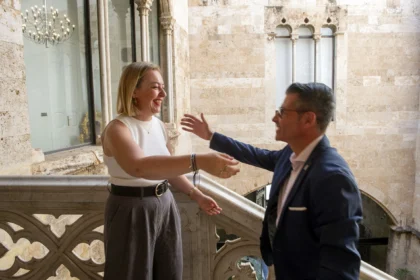 Natàlia Enguix i Toni Gonzàlez a la Diputació de València.