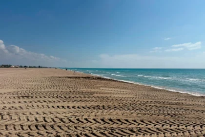 Treballs de l'Ajuntament de Sagunt a les platges.