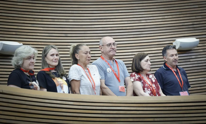 Representantes de las víctimas de la DANA en Les Corts.