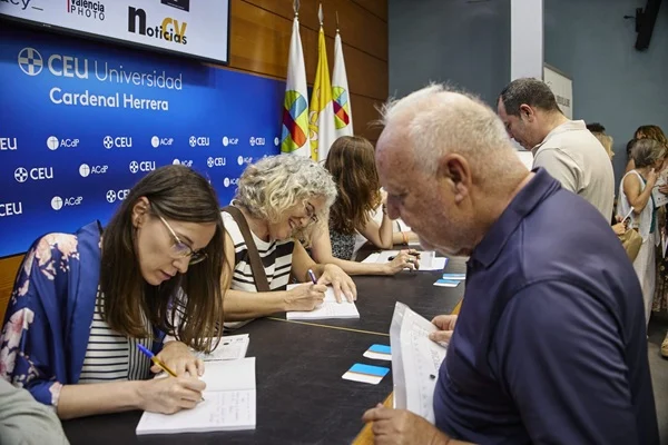 Escritores fornados en los talleres de escritura creativa de Libro Vuela Libre firmando ejemplares de la antologia. Foto Rafa Sulbaran