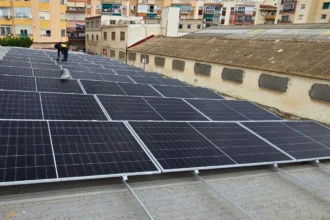 Placas solares instaladas en un edificio de la Vila Joiosa.