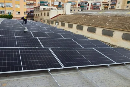 Placas solares instaladas en un edificio de la Vila Joiosa.
