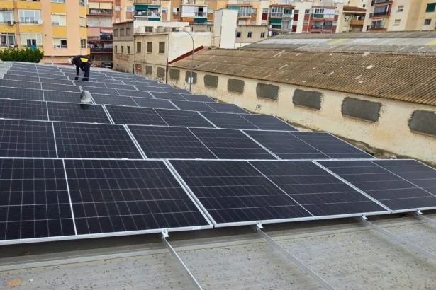 Placas solares instaladas en un edificio de la Vila Joiosa.