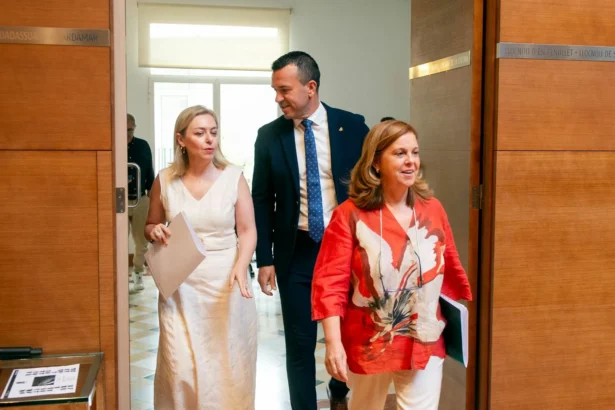 Natàlia Enguix, junt al president de la Diputació, Vicente Mompó.