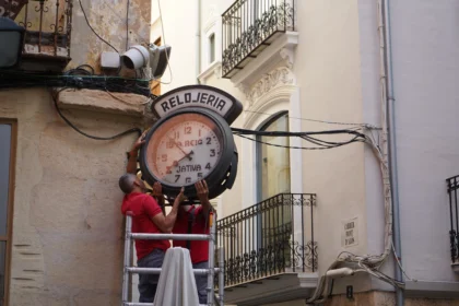 Operaris instal·len el rellotge a Xàtiva.
