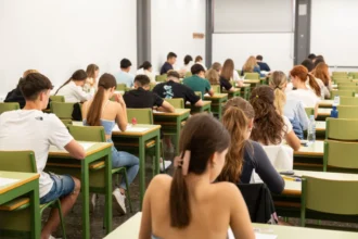Alumnos realizando la PAU.