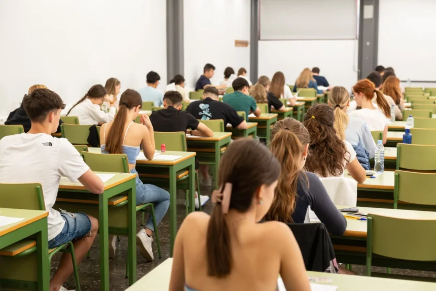 Alumnos realizando la PAU.