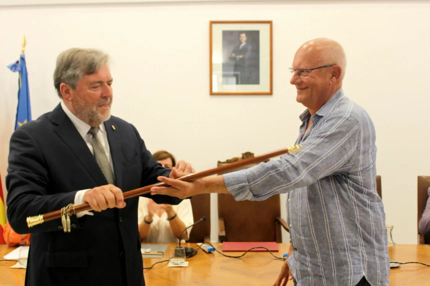 Rafa Carrió (Compromís) ha rebut la vara d'alcaldia de la mà de Vicent Grimalt (PSPV).