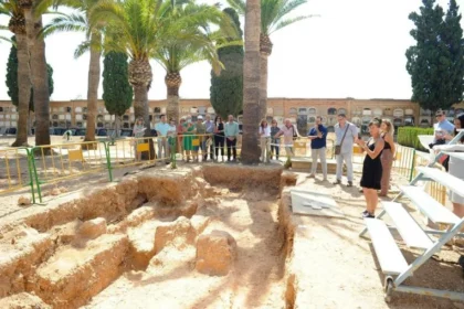 Trabajos de excavación en el cementerio de Llíria.