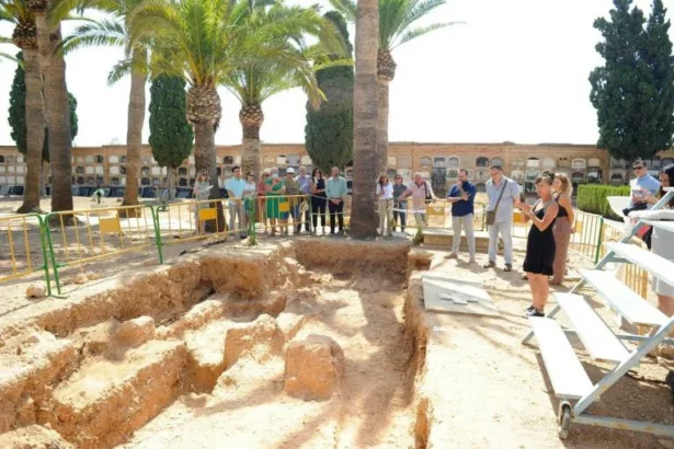 Trabajos de excavación en el cementerio de Llíria.