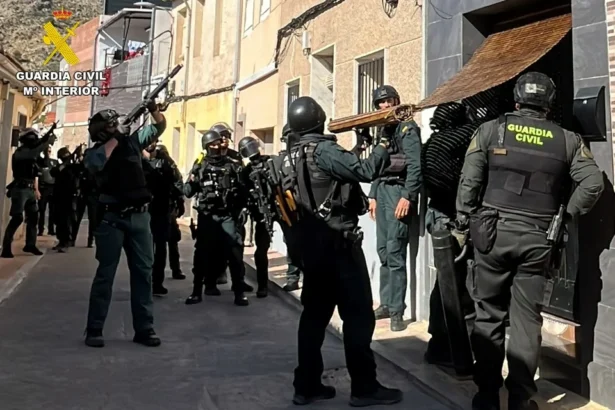Imagen de la actuación de la Guardia Civil en Callosa de Segura.