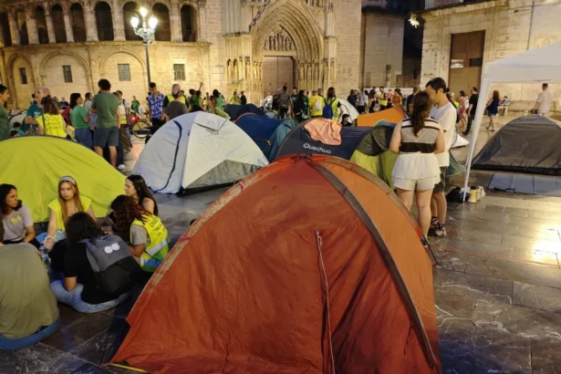Acampada de los profesores en la plaza de la Mare de Déu de València.