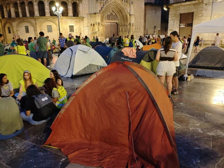 Acampada de los profesores en la plaza de la Mare de Déu de València.