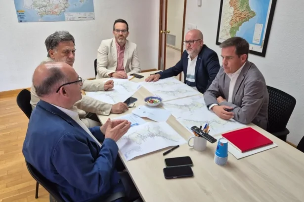 Imatge de la reunió de la delegació de Xàtiva amb el comissionat.