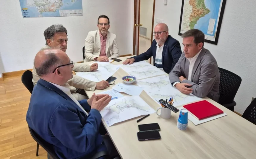 Imatge de la reunió de la delegació de Xàtiva amb el comissionat.