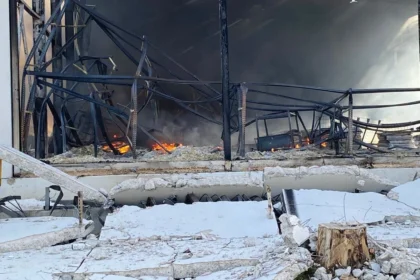 Nau industrial incendiada a Xàtiva.