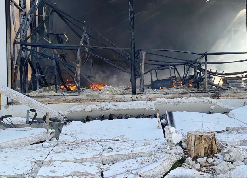 Nau industrial incendiada a Xàtiva.
