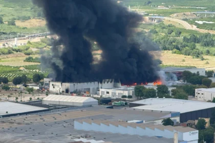 Incendi industrial declarat a Xàtiva.