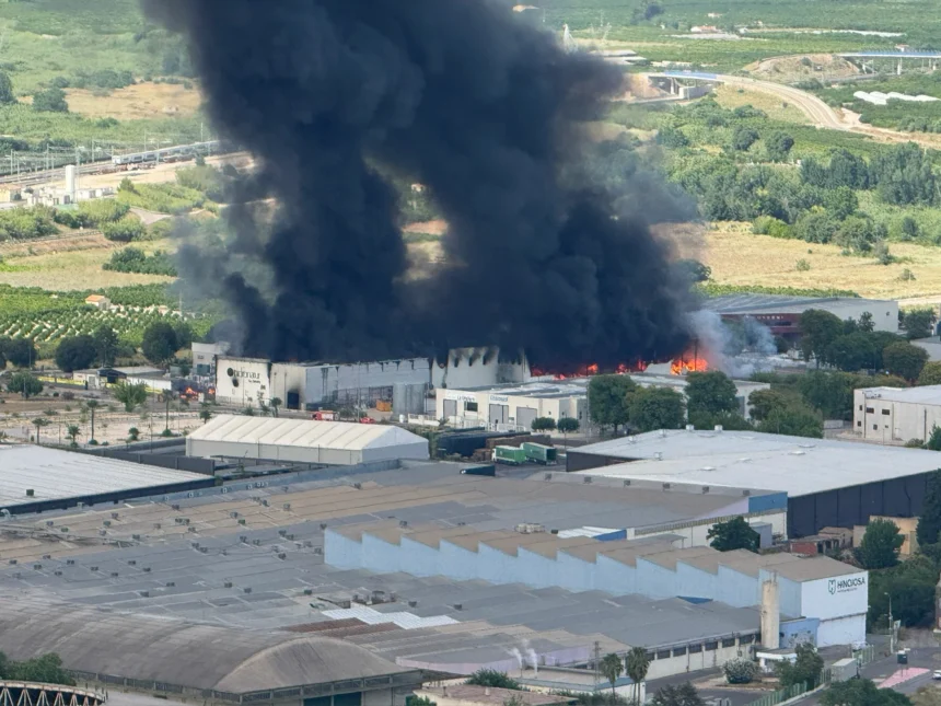 Incendi industrial declarat a Xàtiva.