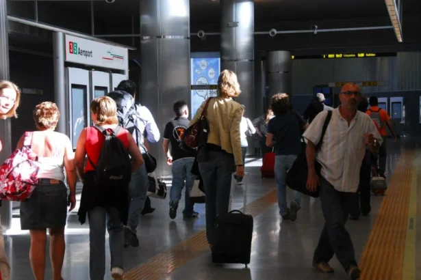 La linea 3 de Metrovalencia hacia el aeropuerto no tendrá el último servicio nocturno.