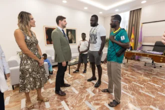 Cheikh Diagne es rebut per l'Alcalde de Gandia.