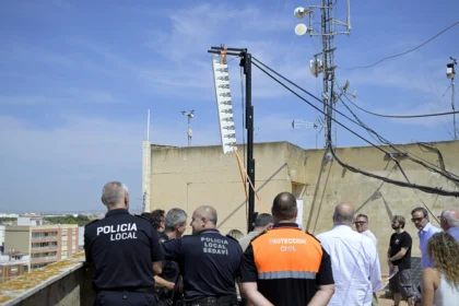 Ejecutivos revisando el nuevo sistema de megafonía en Paiporta.