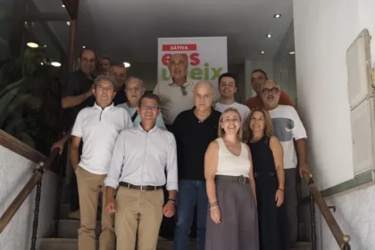 Jorge Rodríguez i Natàlia Enguix amb l'agrupació d'Ens Uneix a Xàtiva.