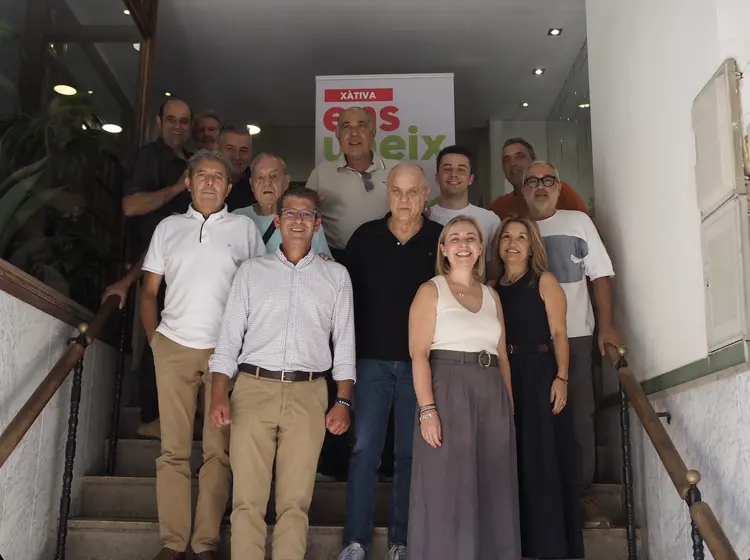 Jorge Rodríguez i Natàlia Enguix amb l'agrupació d'Ens Uneix a Xàtiva.