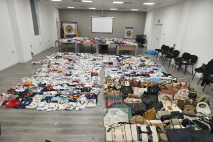 La Policía Local de Orihuela incauta más de 2000 artículos falsificados valorados en 53.000 euros.