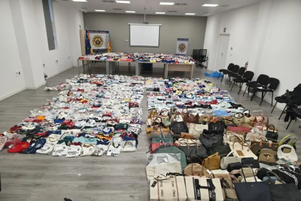 La Policía Local de Orihuela incauta más de 2000 artículos falsificados valorados en 53.000 euros.