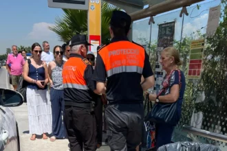 Los voluntarios de Potrección Civil de La Pobla de Farnals se vuelcan ante la ola de calor.