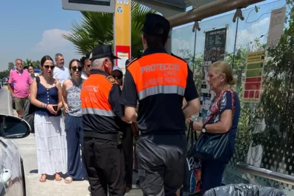 Los voluntarios de Potrección Civil de La Pobla de Farnals se vuelcan ante la ola de calor.