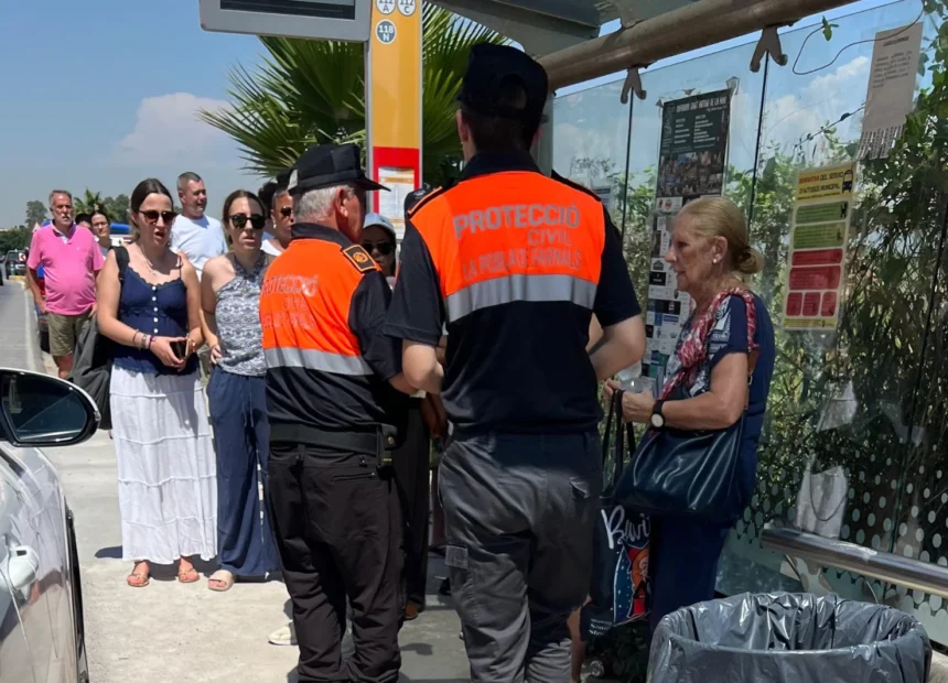 Los voluntarios de Potrección Civil de La Pobla de Farnals se vuelcan ante la ola de calor.